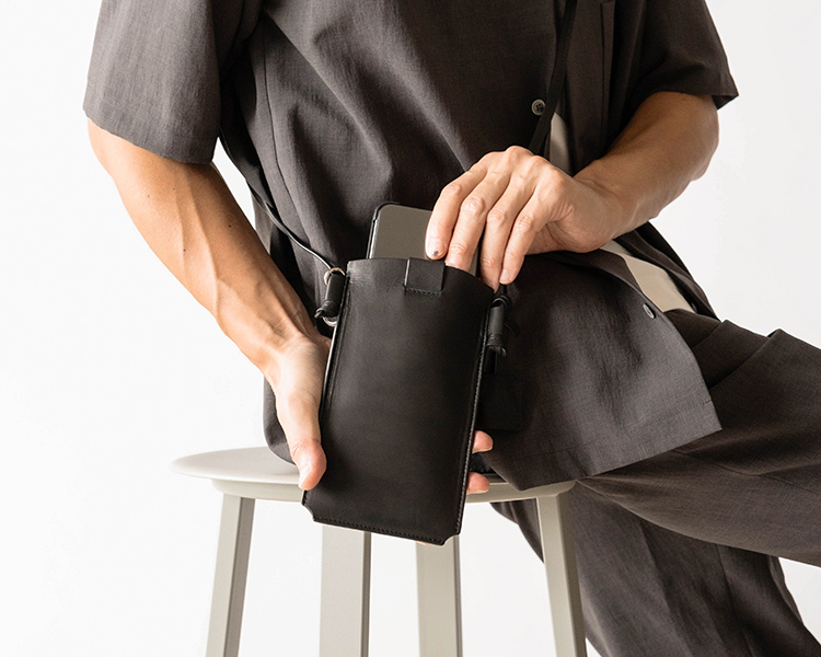 スマホポーチ携帯ショルダー ブラック黒 CAPRICORN BLACK ベジタブルレザー使用のレディース・メンズ・ユニセックスに使えるデザイン